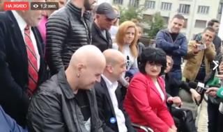 Скечове на поредния ден на протест на Слави Трифонов
