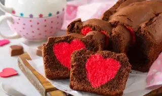 Рецепта на деня: Романтичен кекс с розово сърце за Св. Валентин