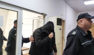Нападналият с киселина гадателката от Пловдив остава в ареста