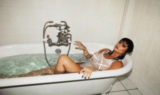 Деми Ловато се показа гола от банята (СНИМКИ)