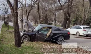 Шофьор на кокаин и амфетамини размаза колата си пред сградата на Община Варна 