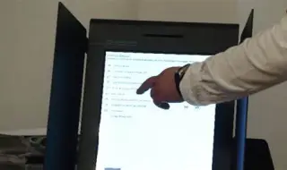 Сигнал от Нова Загора: Председател на СИК "помагал" на 20 избиратели да гласуват с машините