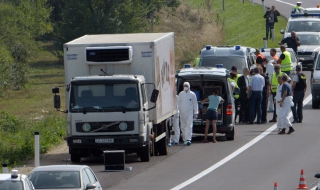 Трима българи са задържани за камиона на смъртта в Австрия