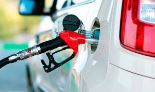 Чудили ли сте се защо съвременните автомобили се зареждат на бензиностанцията от различни страни?