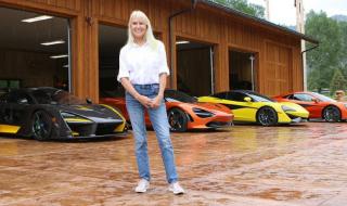 Блондинка показа впечатляващата си колекция от McLaren-и (ВИДЕО)