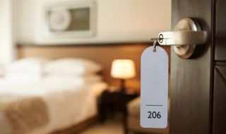 Хотели включват бързи тестове за COVID в празничните си пакети