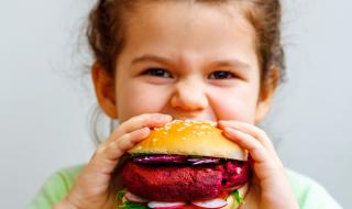 2-годишно дете едва не умря от веган бургер  