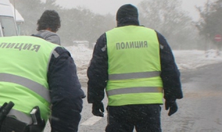 Мъж потроши Volkswagen Golf с ръце и крака