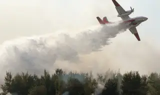 Паника сред туристи в Гърция, противопожарен самолет ги заля с вода