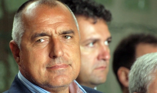 Премиер и министри садят кокичета