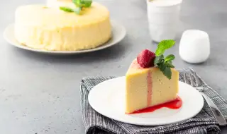 Рецепта на деня: Японски чийзкейк с ягодов сос