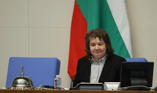 ДСБ: С поведението си Киселова руши авторитета на Народното събрание. Незабавно да подаде оставка 