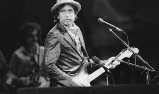 Боб Дилън се извини, че е подписвал книгите си с машина
