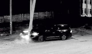 Land Cruiser прекърши бетонен стълб и продължи по пътя си (ВИДЕО)