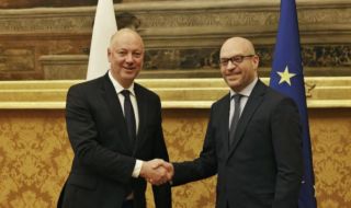 Росен Желязков рзговаря с председателя на Камарата на депутатите в италианския парламент Лоренцо Фонтана