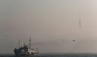 Bosphorus in fog: Istanbul's sea lanes temporarily closed 