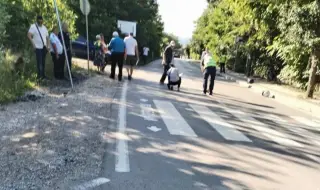 Две деца загинаха в жесток удар край Мездра: БМВ помете скутер на завой