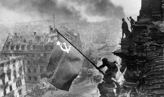 1 май 1945 г. Червеният флаг се вее над Райхстага