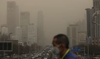 Пекин е в мъгла, пясъчна буря покри няколко района в Китай
