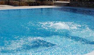 8-годишно дете едва не се удави в хотелски басейн