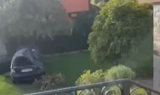 Кола се вряза в двора на къща в Банкя: Живеещите в имота настояват за спешни мерки