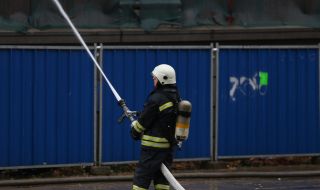 Криминално проявен подпали къща в Пловдив, аверите му пречат на пожарната да я загаси