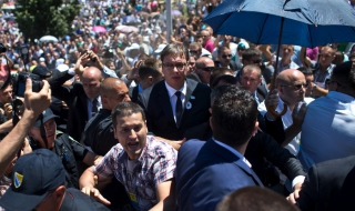 Замеряха с камъни сръбския премиер в Сребреница