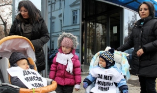 Майки: Има пари за щастливи прасета, но не и за децата на България