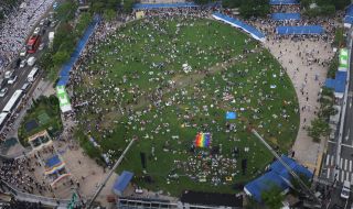 Хиляди корейци участваха в ЛГБТ фестивал в Сеул и в контрапротест 