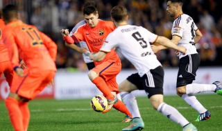 Фен на Валенсия удари Меси с бутилка (ВИДЕО)