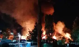 Пожар избухна в столичния район "Връбница", изгоряха много автомобили