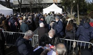 Дълги опашки в Белград! Граждани на столицата чакат с часове да се ваксинират против коронавирус