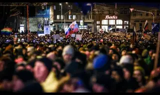 В Братислава излязоха на протест срещу проруската политика на кабинета на Фицо 