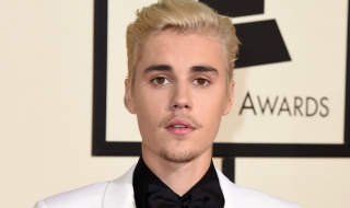 Джъстин Бийбър към фенка: Оправи ми косата (ВИДЕО)