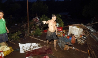 Тайфунът „Уаши“ отне живота на 300 на Филипините