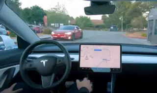 Tesla представи първата официална версия на своя автопилот