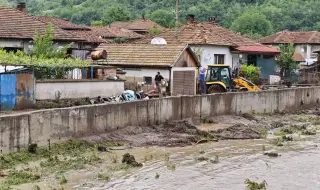 В Тича пробиват дупки в стените на къщите си, за да изкарат тинята и водата навън