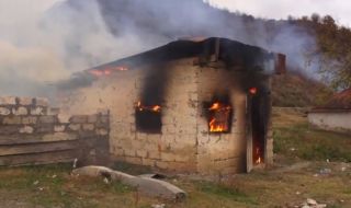 Арменци палят къщите си, напускайки Нагорни Карабах