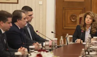 В търсене на служебен премиер: ПП-ДБ пристигнаха на консултации при Илияна Йотова 