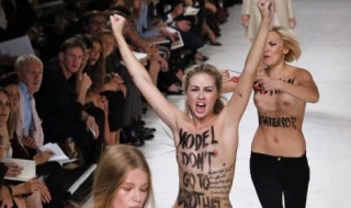 ФЕМЕН атакува с голи гърди модно дефиле в Париж