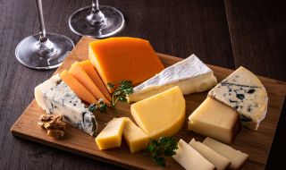 Страничните ефекти от яденето на твърде много сирене