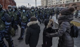 Изтезания в полицейски участък след антивоенен протест в Москва (АУДИО)