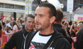 Една от големите звезди на кеча подписа с UFC