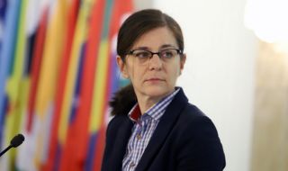 Генчовска евакуира българи от Молдова с правителствения самолет