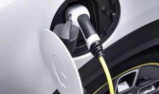 Бензинът се превръща в лукс: Как конфликтът в Иран прави електромобилите 5 пъти по-изгодни у нас