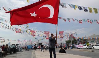 Разглеждат закриването на водеща партия в Турция