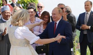"Харесвам руския живот": Карин Кнайсл, която танцува с Путин