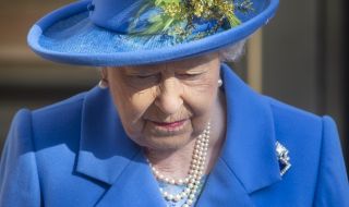 Кралица Елизабет II с голям гаф