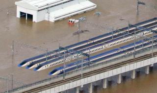 Тайфун унищожи супер бързи влакове