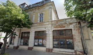Уникална сграда се руши в центъра на български град